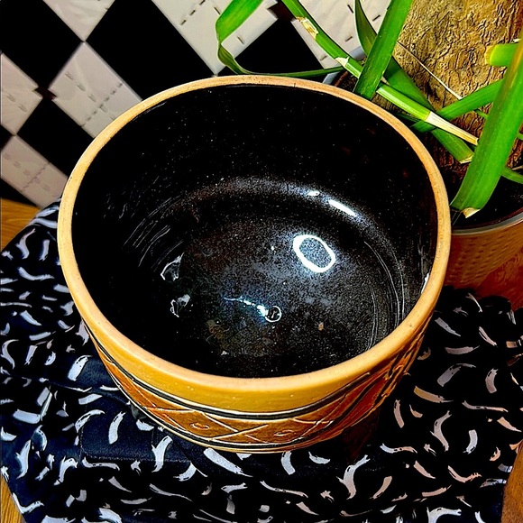 Vintage Tripod Pottery with Primitive Snake Motif - Never Used - Picture 6 of 11